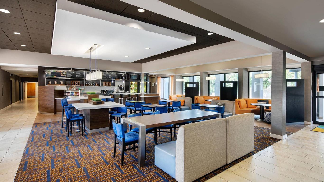 Courtyard by Marriott Dallas Addison/Midway