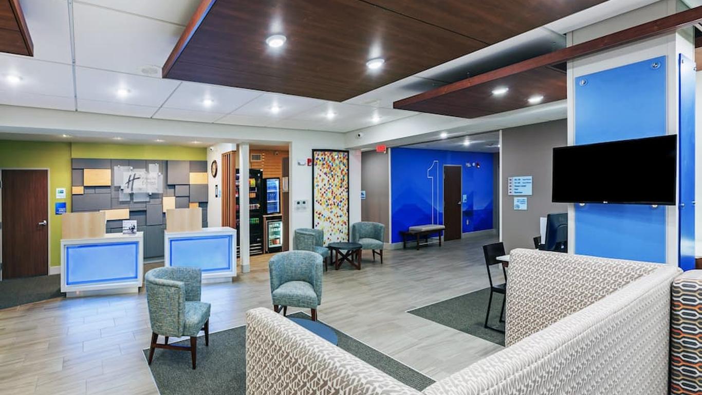 Holiday Inn Express & Suites Dallas Lewisville